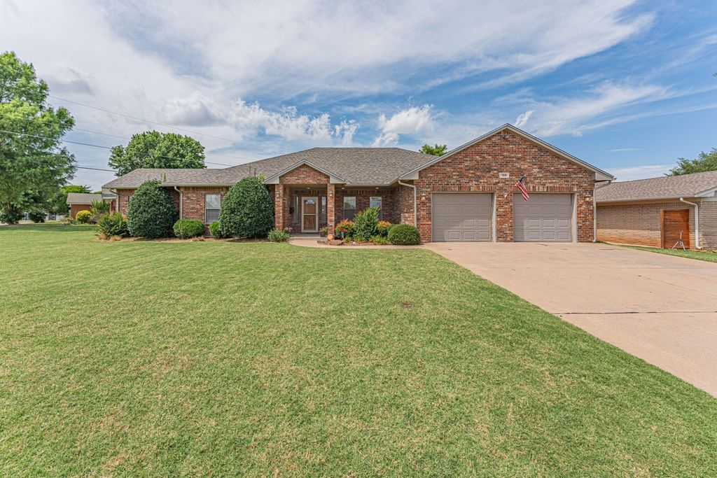 105 Kimberling Drive, Moore, OK 73160