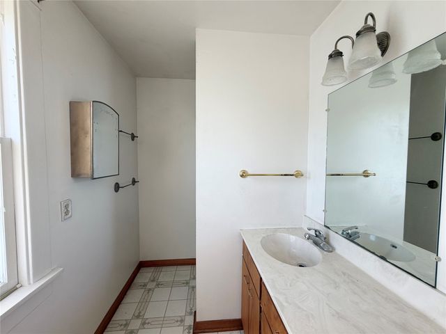 413 E 3rd Street S, Newton, IA 50208