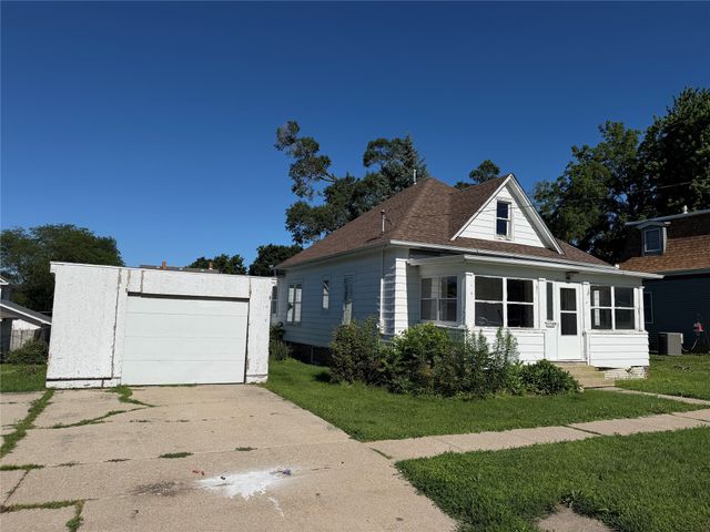 413 E 3rd Street S, Newton, IA 50208