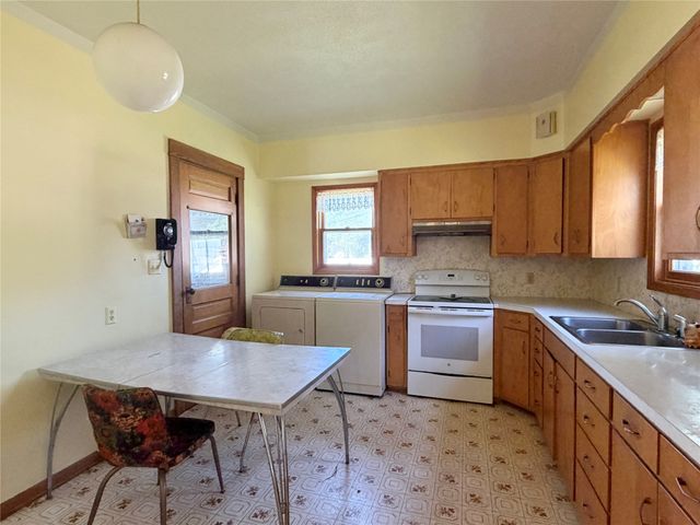 413 E 3rd Street S, Newton, IA 50208