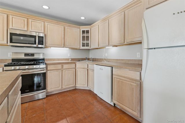 706 Willow Pond Drive, Riverhead, NY 11901