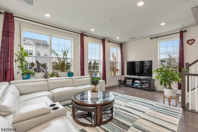 309 Saratoga Ct, Branchburg Twp., NJ 08876
