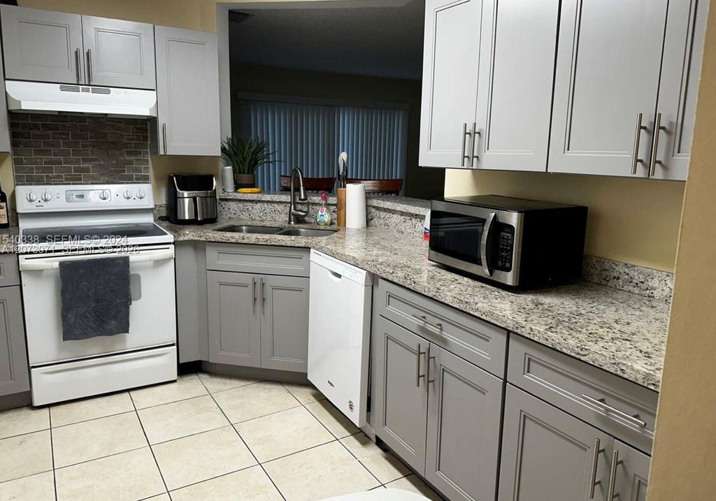 3433 NW 44th Street 105, Oakland Park, FL 33309