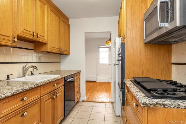 45 Hill Park Avenue 3D, Great Neck, NY 11021