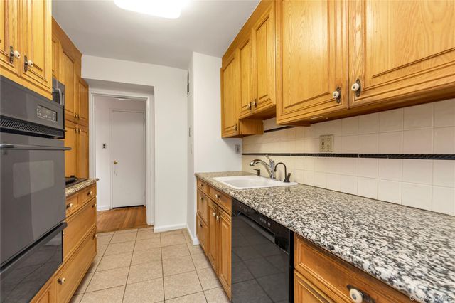 45 Hill Park Avenue 3D, Great Neck, NY 11021