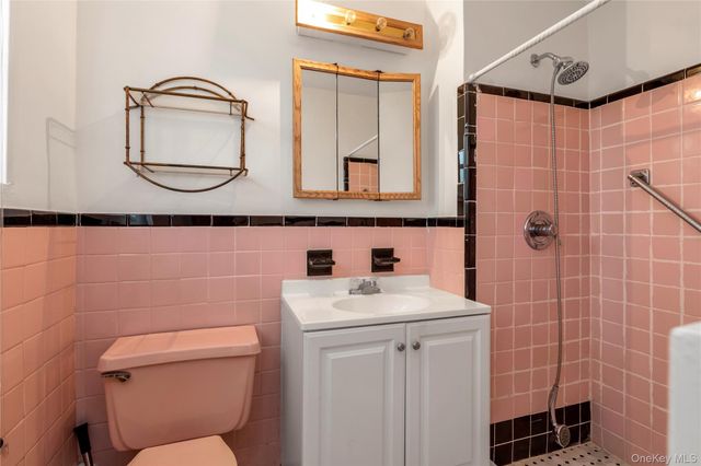 45 Hill Park Avenue 3D, Great Neck, NY 11021