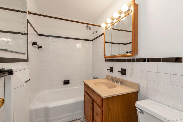 45 Hill Park Avenue 3D, Great Neck, NY 11021