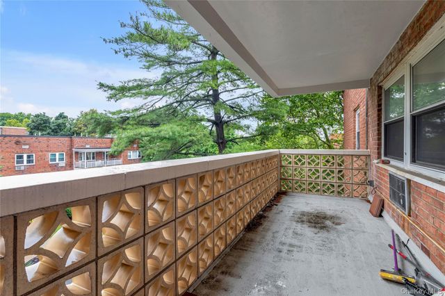 45 Hill Park Avenue 3D, Great Neck, NY 11021