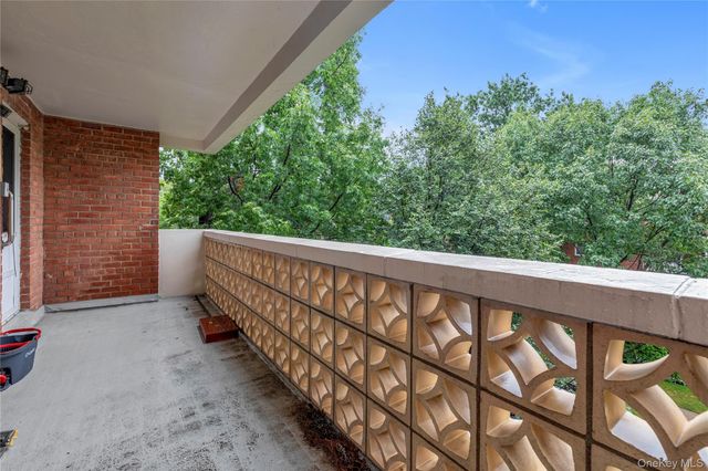 45 Hill Park Avenue 3D, Great Neck, NY 11021