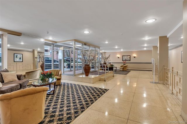 45 Hill Park Avenue 3D, Great Neck, NY 11021
