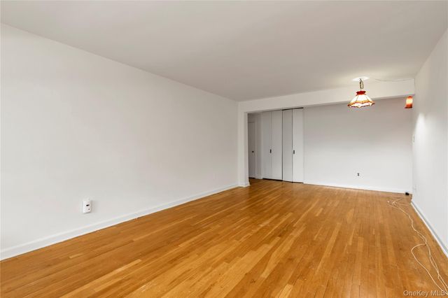 45 Hill Park Avenue 3D, Great Neck, NY 11021