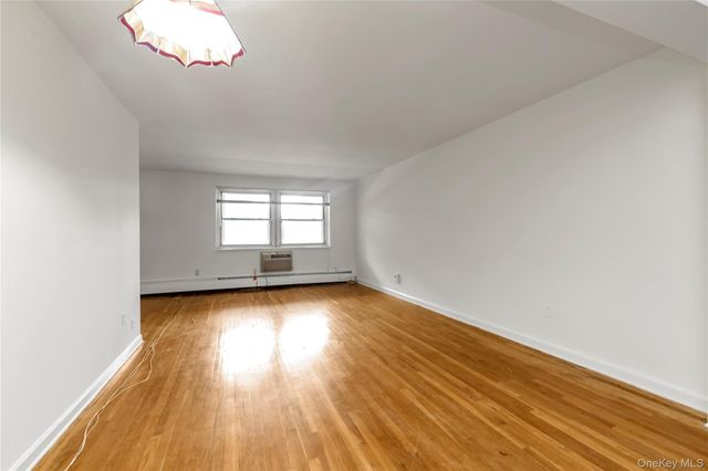 45 Hill Park Avenue 3D, Great Neck, NY 11021