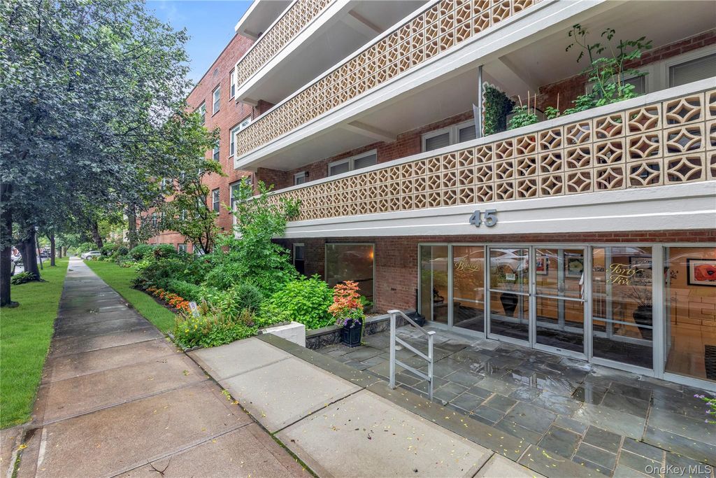 45 Hill Park Avenue 3D, Great Neck, NY 11021