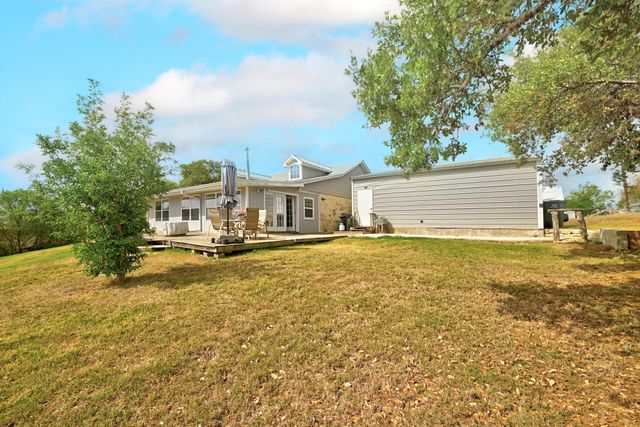 127 Klbj RD, Smithville, TX 78957