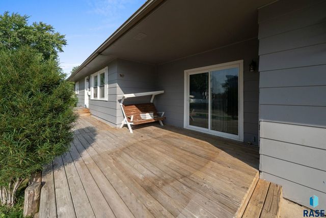 2208 W 2nd St Street, Sioux Falls, SD 57104