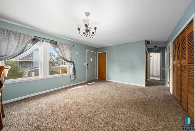 2208 W 2nd St Street, Sioux Falls, SD 57104