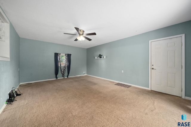 2208 W 2nd St Street, Sioux Falls, SD 57104