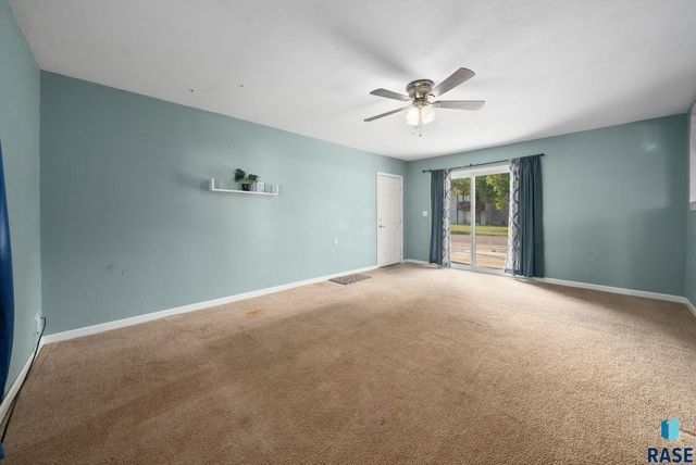 2208 W 2nd St Street, Sioux Falls, SD 57104