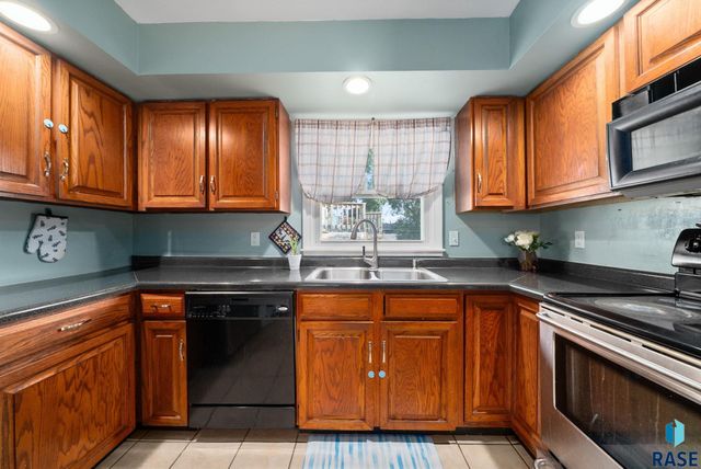 2208 W 2nd St Street, Sioux Falls, SD 57104