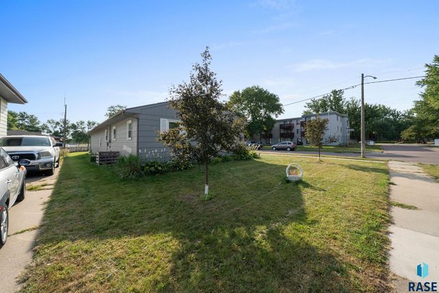 2208 W 2nd St Street, Sioux Falls, SD 57104