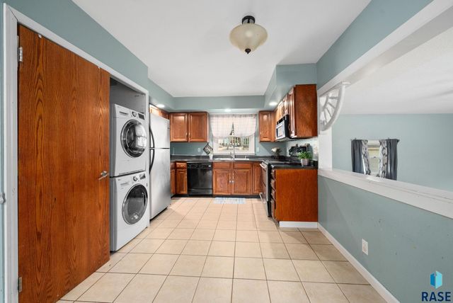 2208 W 2nd St Street, Sioux Falls, SD 57104