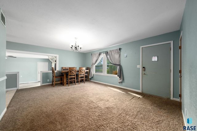 2208 W 2nd St Street, Sioux Falls, SD 57104