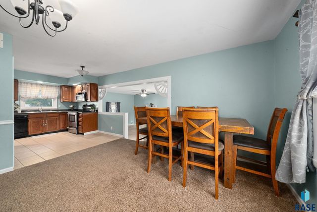 2208 W 2nd St Street, Sioux Falls, SD 57104