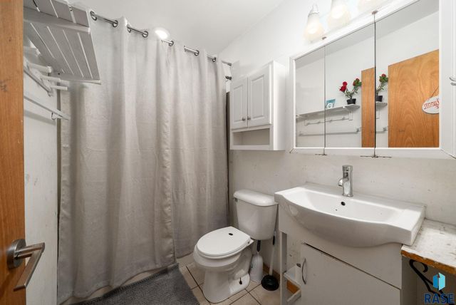 2208 W 2nd St Street, Sioux Falls, SD 57104