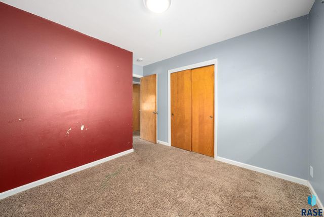 2208 W 2nd St Street, Sioux Falls, SD 57104