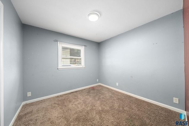 2208 W 2nd St Street, Sioux Falls, SD 57104