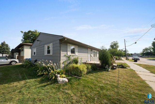 2208 W 2nd St Street, Sioux Falls, SD 57104