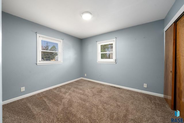 2208 W 2nd St Street, Sioux Falls, SD 57104