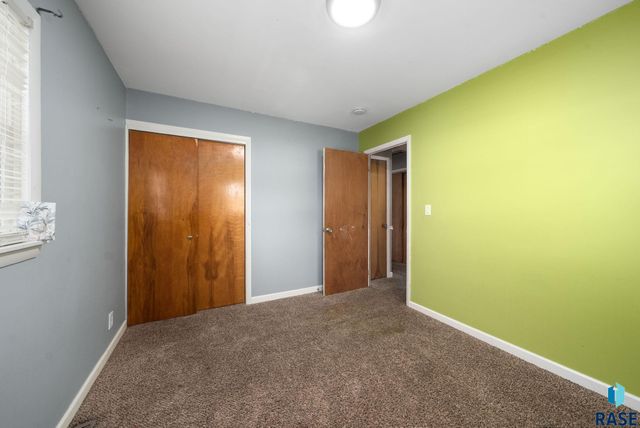 2208 W 2nd St Street, Sioux Falls, SD 57104