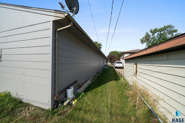 2208 W 2nd St Street, Sioux Falls, SD 57104