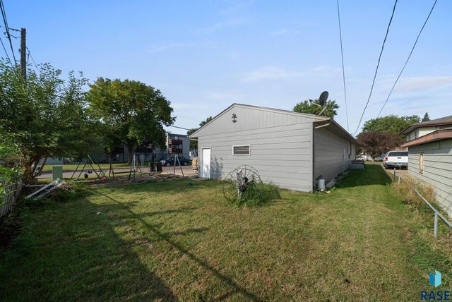 2208 W 2nd St Street, Sioux Falls, SD 57104