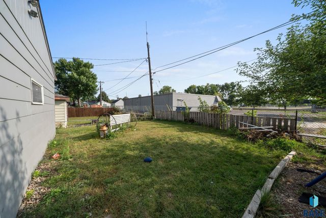 2208 W 2nd St Street, Sioux Falls, SD 57104