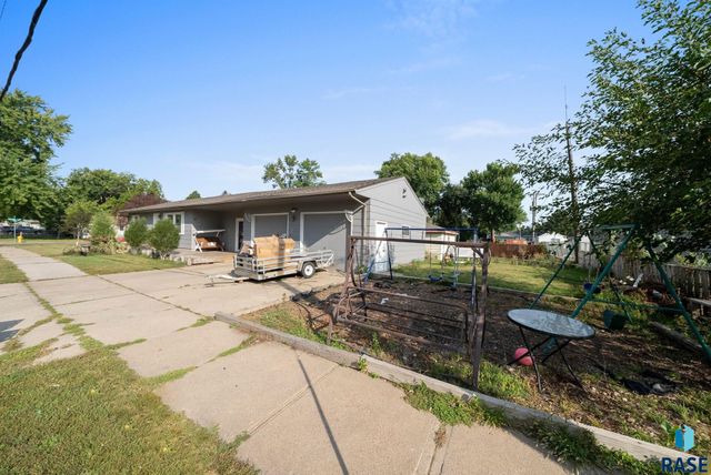 2208 W 2nd St Street, Sioux Falls, SD 57104