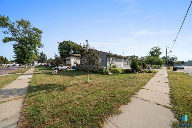 2208 W 2nd St Street, Sioux Falls, SD 57104