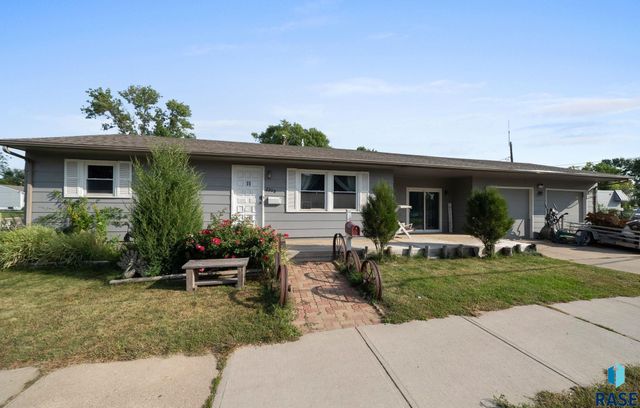 2208 W 2nd St Street, Sioux Falls, SD 57104