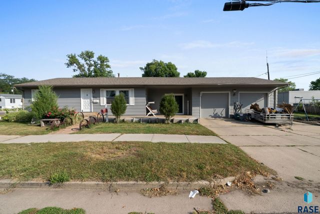 2208 W 2nd St Street, Sioux Falls, SD 57104