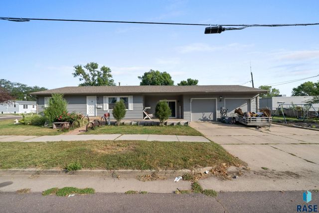2208 W 2nd St Street, Sioux Falls, SD 57104
