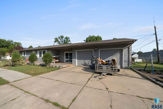 2208 W 2nd St Street, Sioux Falls, SD 57104