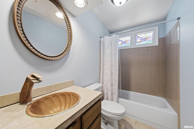 5825 N MAR VISTA Drive, Peoria, IL 61614