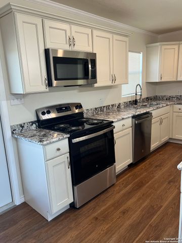 516 Schleicher, Karnes City, TX 78118