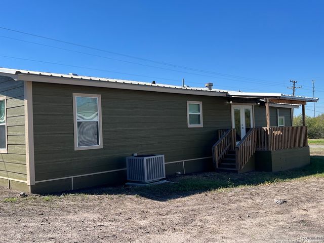 516 Schleicher, Karnes City, TX 78118