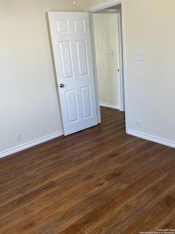 516 Schleicher, Karnes City, TX 78118