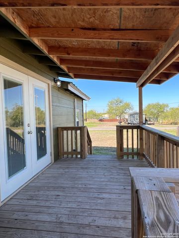 516 Schleicher, Karnes City, TX 78118