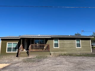 516 Schleicher, Karnes City, TX 78118