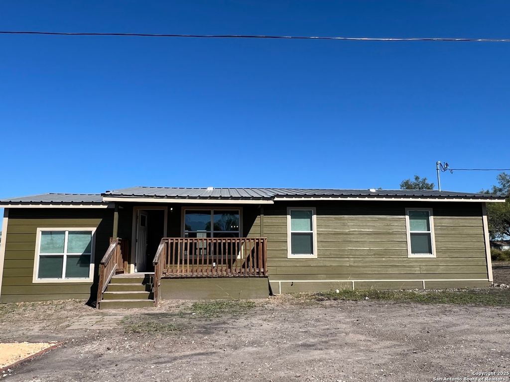 516 Schleicher, Karnes City, TX 78118