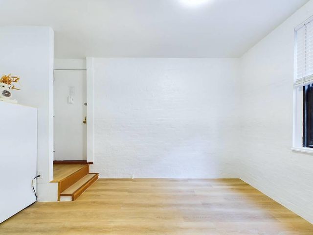 21-58 35 street 1E, Astoria, NY 11105